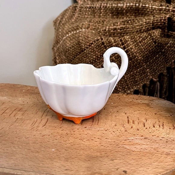 Italian Shell Pottery Footed Cup - Picture 2 of 4